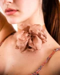 Girocollo con fiore in tessuto Mya Accessories beige