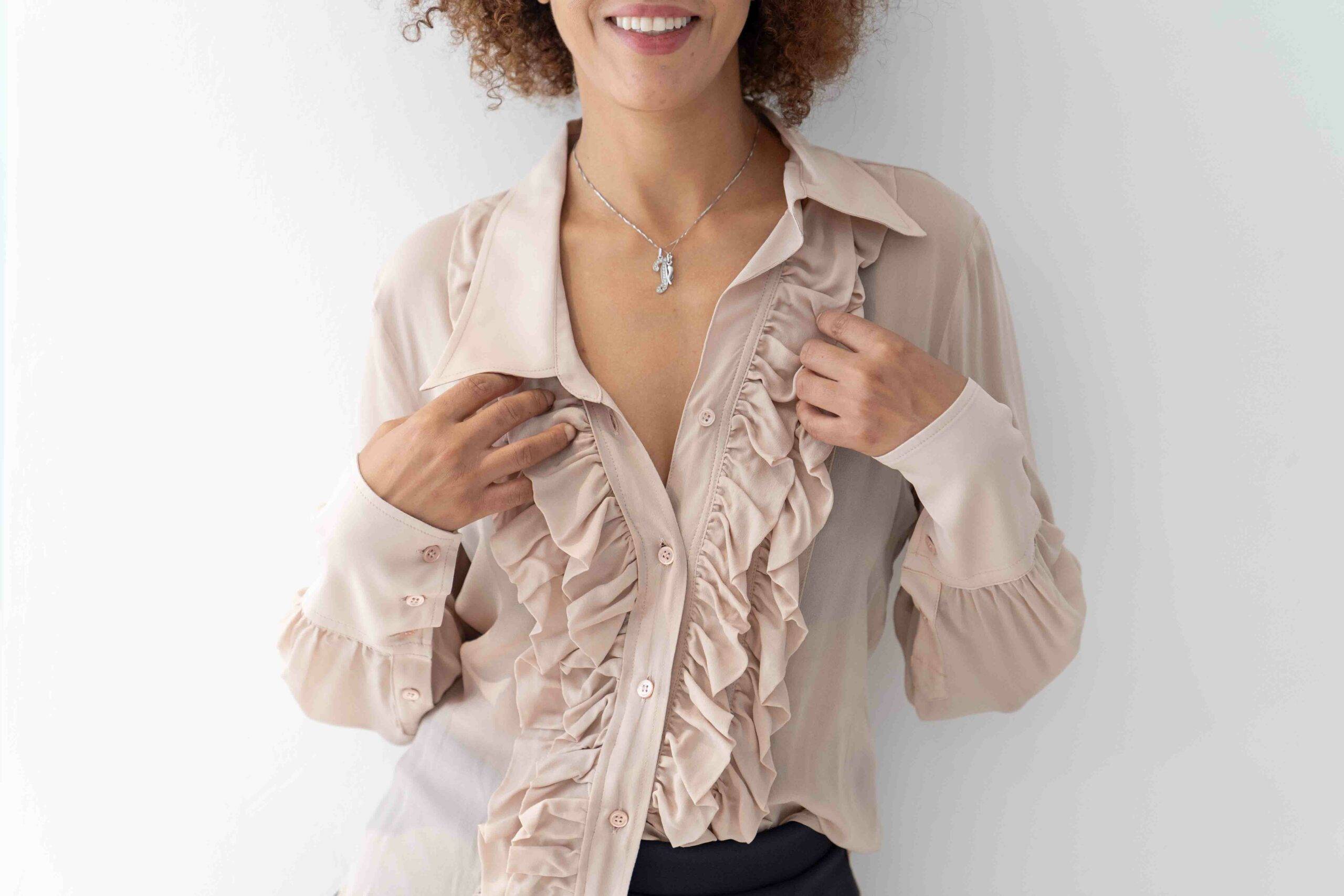 Camicia con colletto asimmetrico e rouches SOLOTRE (2) Camicia con colletto asimmetrico e rouches SOLOTRE (2)