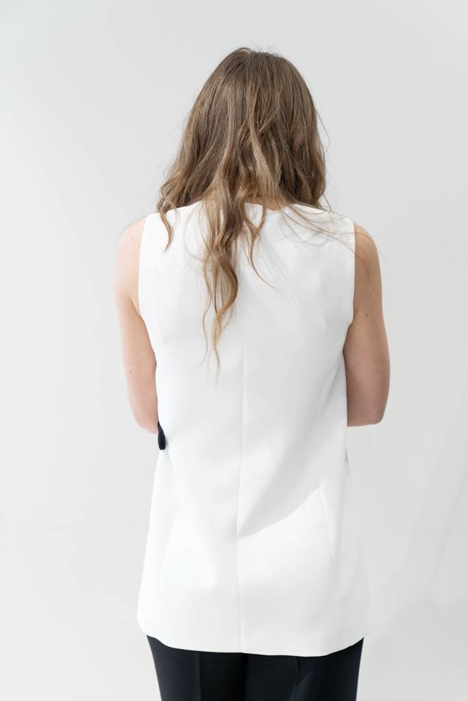Gilet lungo con dettaglio chiusura Diana Gallesi (7) Gilet lungo con dettaglio chiusura Diana Gallesi (7)