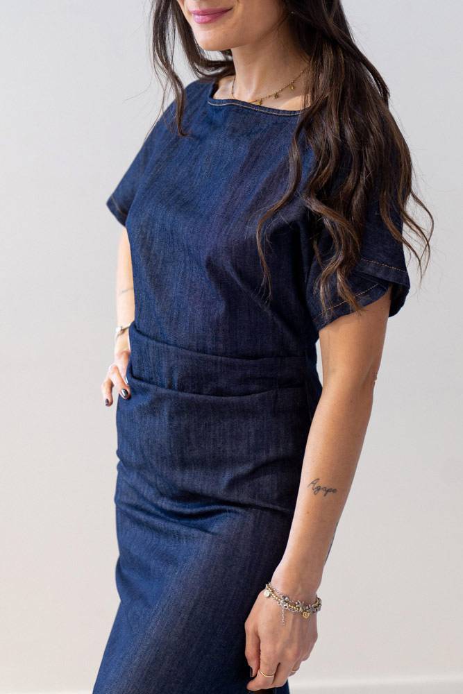 Abito in denim con drappeggio SOLOTRE (1) Abito in denim con drappeggio SOLOTRE (1)