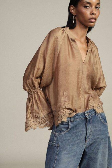 Blusa svasata con bordo traforato Dixie