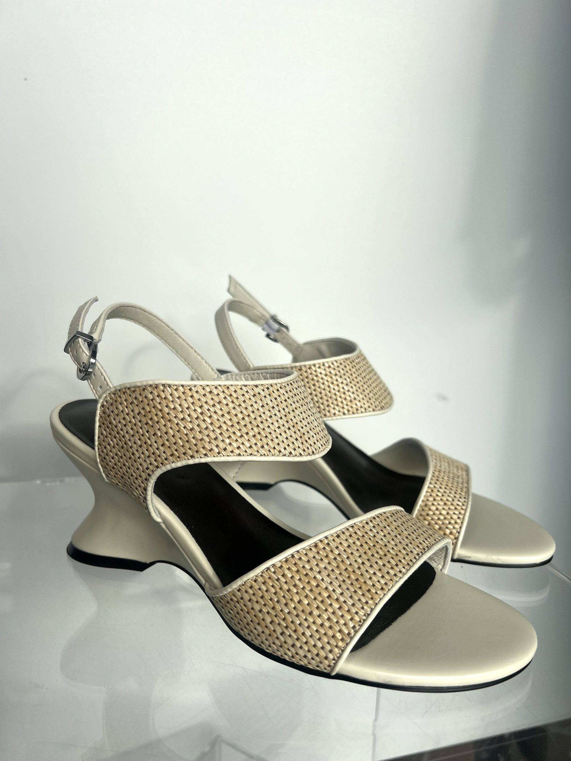 Sandalo con fasce in rafia Jeannot (5) Sandalo con fasce in rafia Jeannot (5)